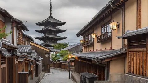 京都・八坂通りと八坂の塔